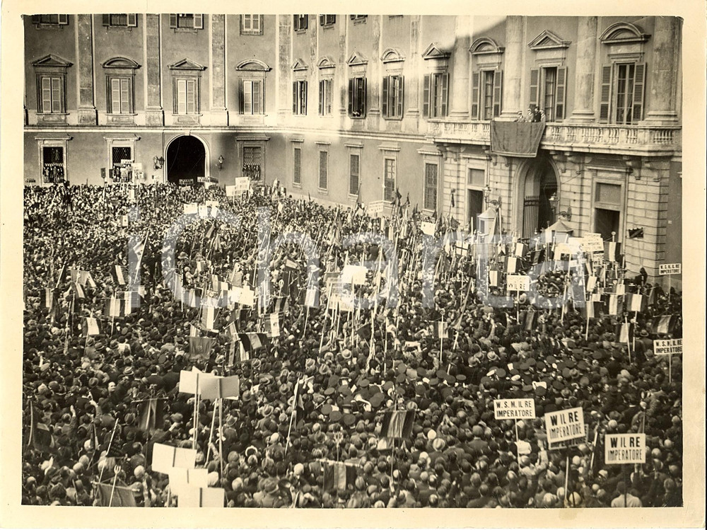 Fotografia d'epoca originale 1937 MILANO Folla acclama VITTORIO EMANUELE imperatore 1