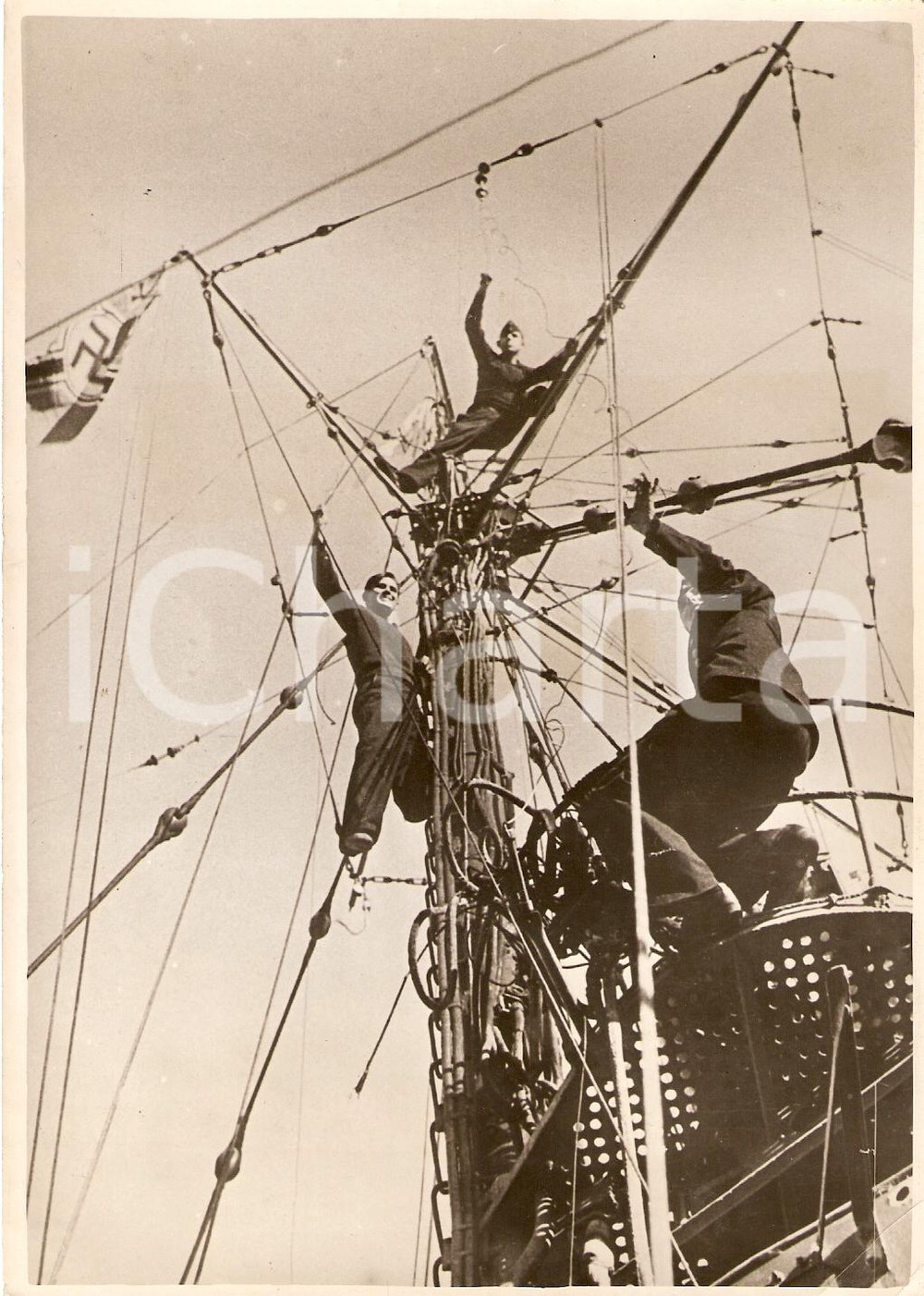 Fotografia d'epoca originale 1940 WW2 Marinai tedeschi issano antenna su sottomarino 1