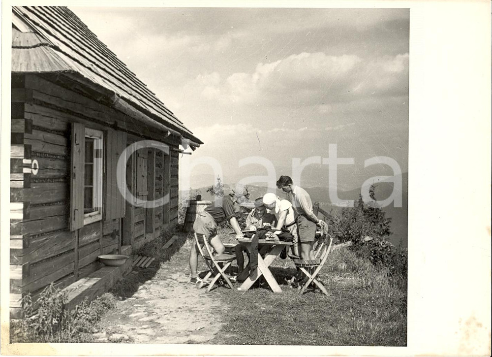 Fotografia d'epoca originale 1955 ca VARSAVIA (POLONIA) Famiglia prepara un'escursione in montagna Fotografia 1