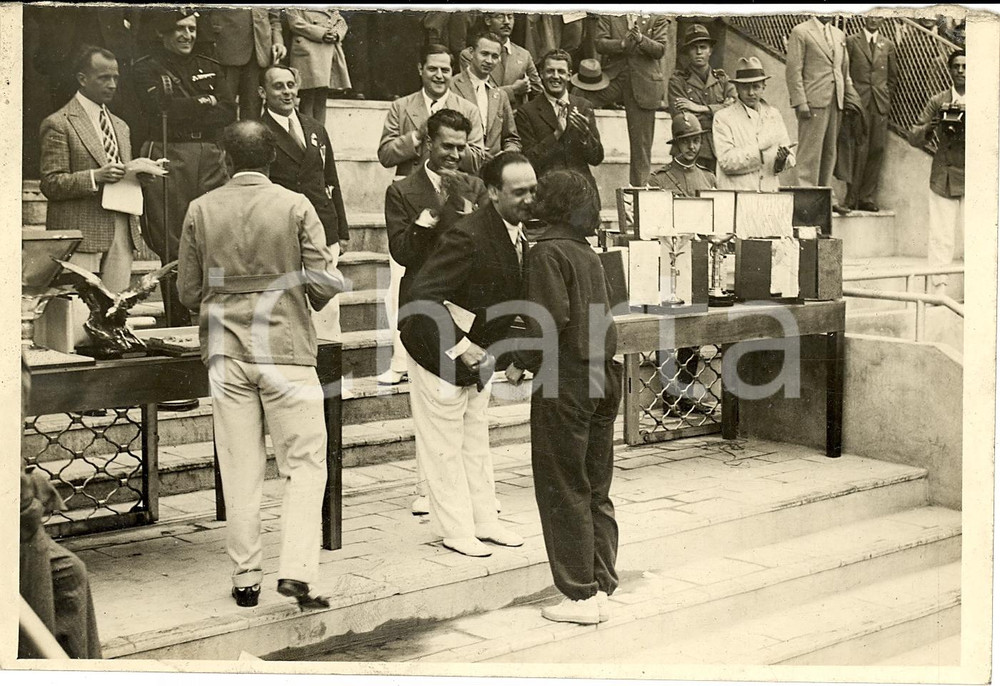 Fotografia d'epoca originale 1930 ca TORINO V Olimpiade Universitaria Premiazione della signora VALLA *Foto 1