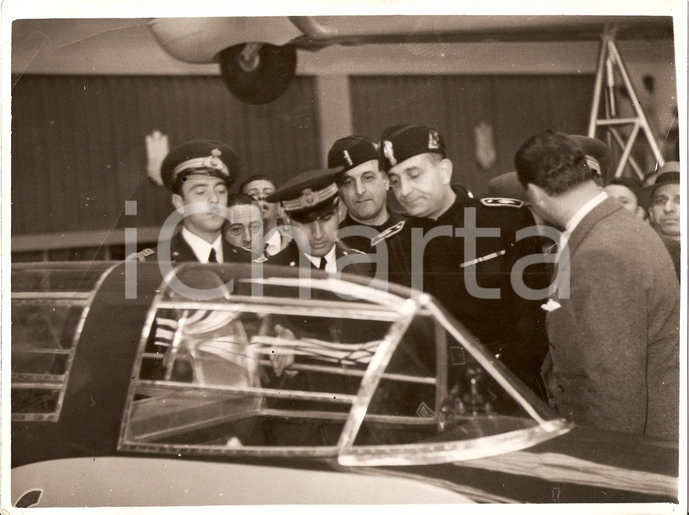 Fotografia d'epoca originale 1937 MILANO Salone Aeronautico Rino PARENTI Felice PORRO esaminano aereo *FOTO 1