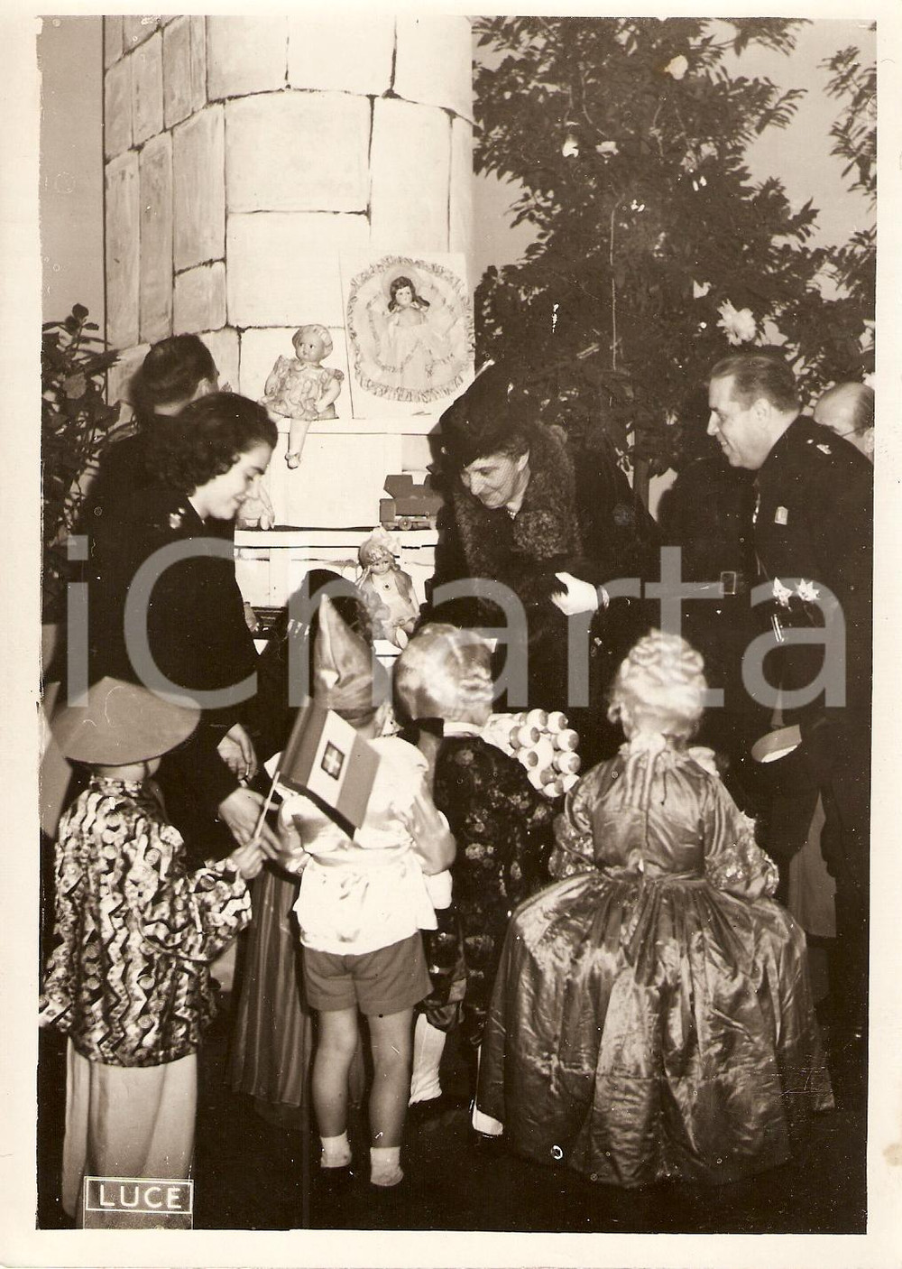 Fotografia d epoca originale 1939 ROMA Regina Elena distribuisce Befana Fascista a figli dei ferrovieri Foto 1