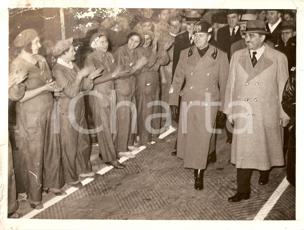 Fotografia d epoca originale 1937 MILANO Operaie Stabilimento PIRELLI applaudono Galeazzo CIANO DANNEGGIATA 1