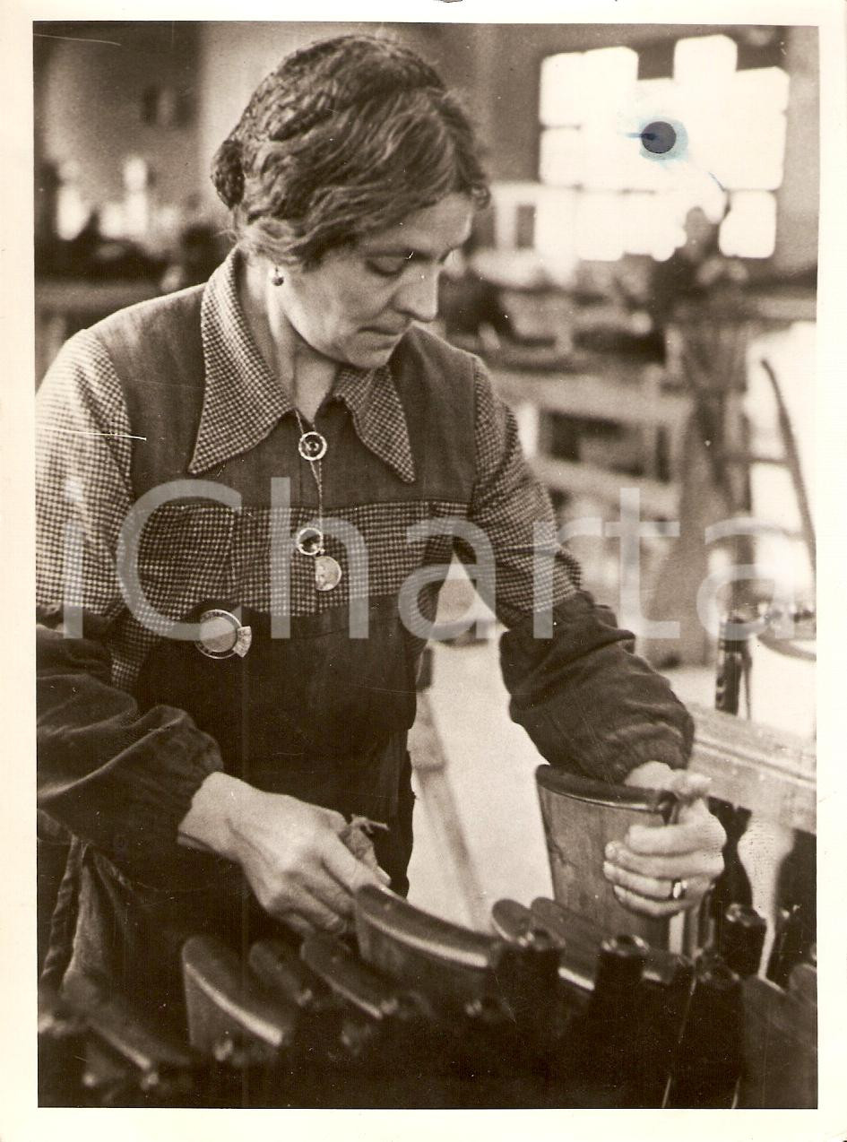 Fotografia d epoca originale 1940 ca WW2 Operaie al lavoro in una fabbrica di fucili Fotografia 1