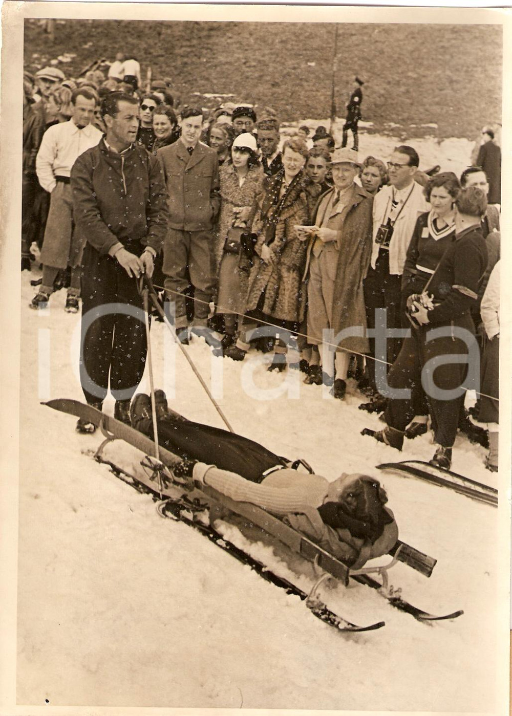 Fotografia d'epoca originale 1939 KITZBUHEL AU Costruzione slitta emergenza con sci 1