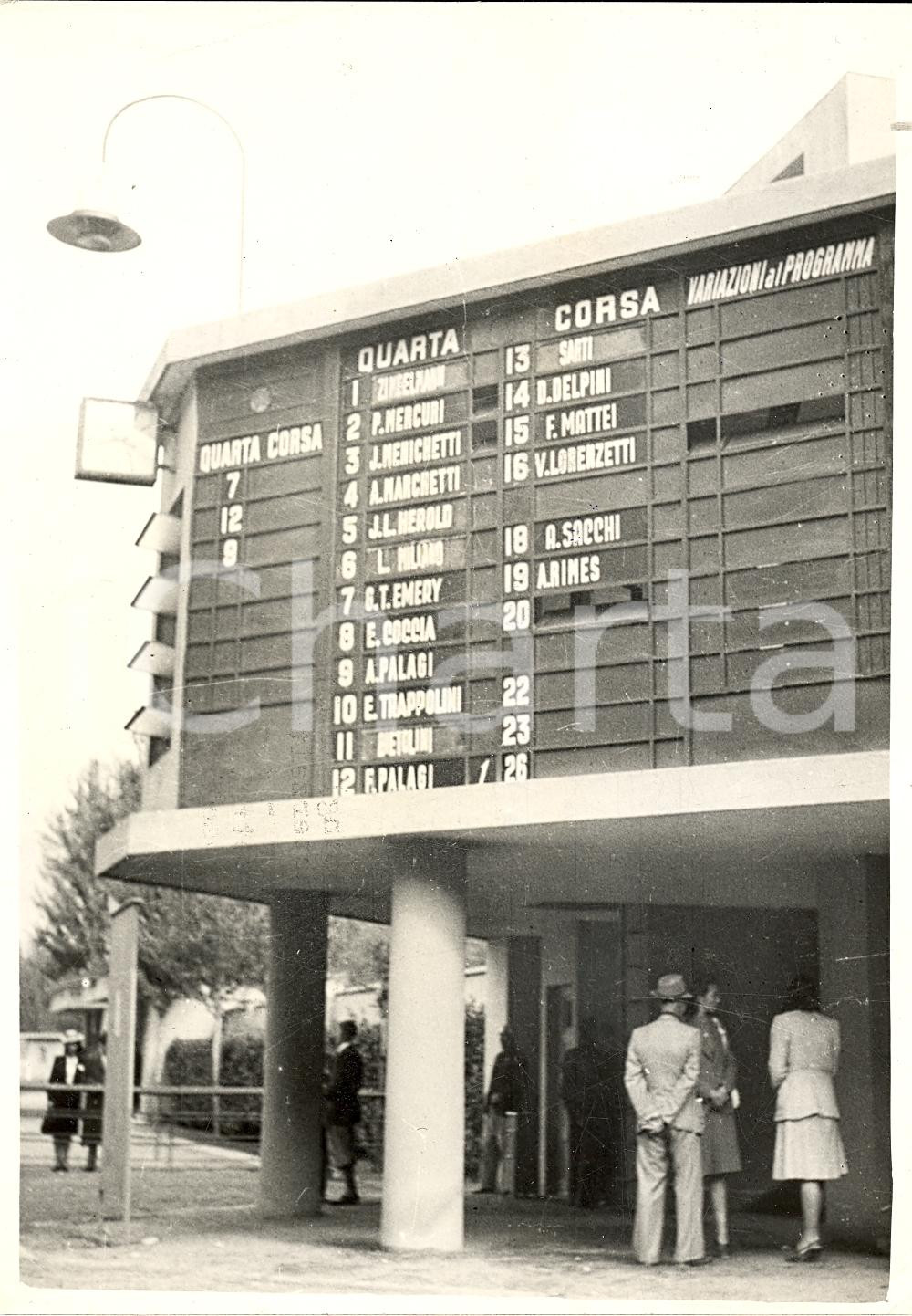 Fotografia d'epoca originale 1940 ca MILANO SAN SIRO Tabellone con il programma della quarta corsa Fotografia 1
