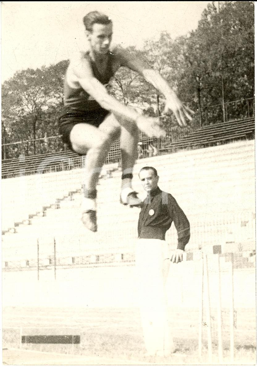 Fotografia d'epoca originale 1935 ca ATLETICA LEGGERA Atleta durante il salto al lungo *Fotocartolina 1