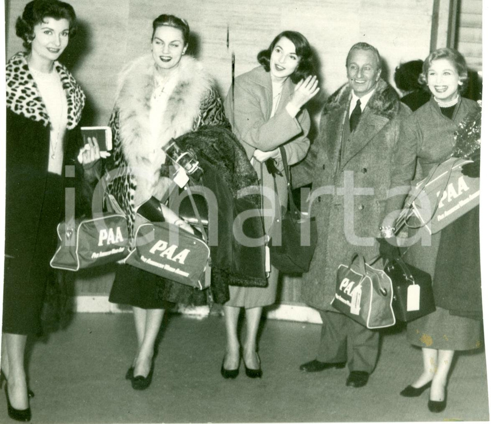 Fotografia d'epoca originale 1950 ca ROMA Hostess della Pan American Airlines sfilano in pelliccia *Foto 1