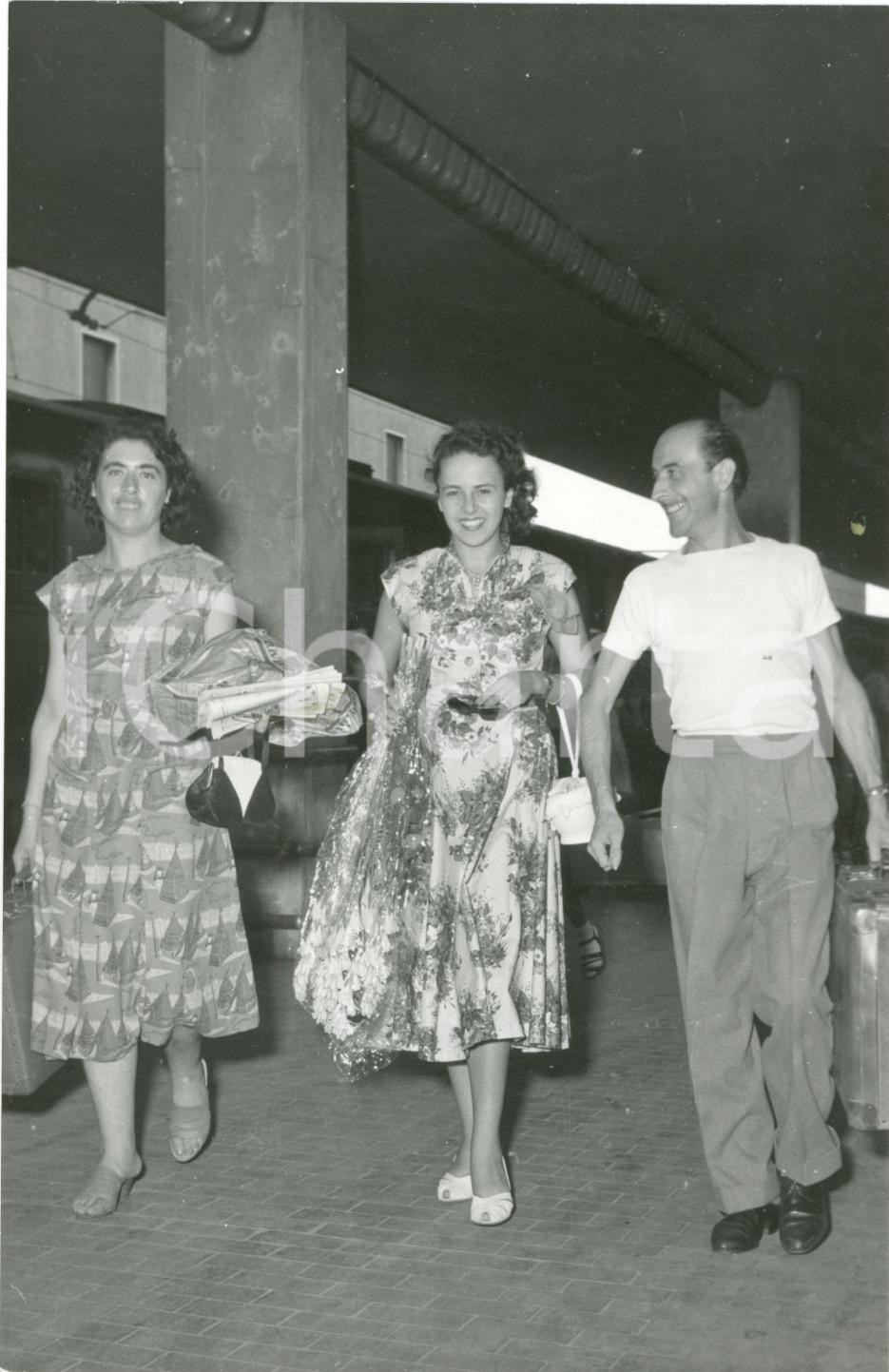 Fotografia d'epoca originale 1940 ca FIRENZE Arrivo di una giovane attrice in stazione *Foto 12x17 cm 1