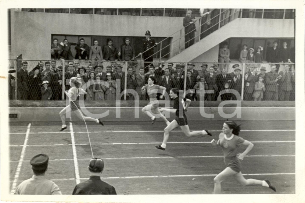 Fotografia d'epoca originale 1941 TORINO Taglio traguardo corsa 200 metri ATLETICA 1