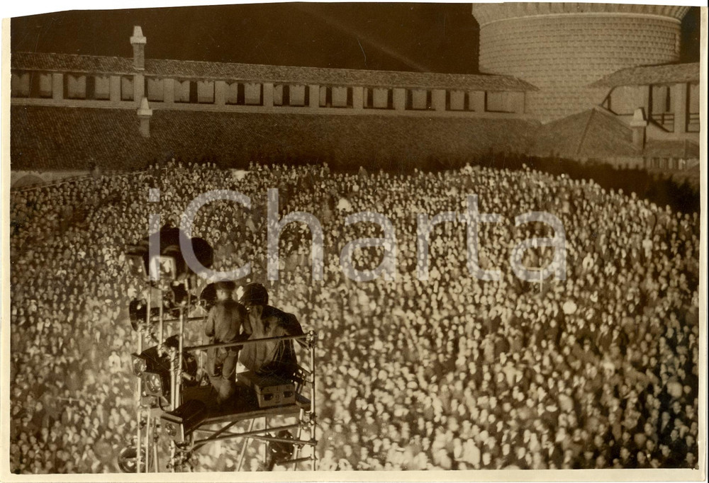 Fotografia d'epoca originale 1937 MILANO Pubblico dell'Estate Musicale al CASTELLO SFORZESCO riflettori *FOTO 1