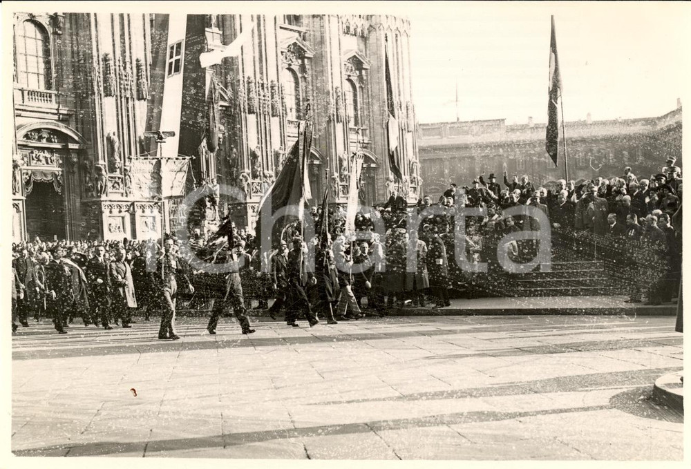 Fotografia d'epoca originale 1932 MILANO Corteo Mutilati Combattenti NASTRO AZZURRO In Piazza DUOMO *Foto 1