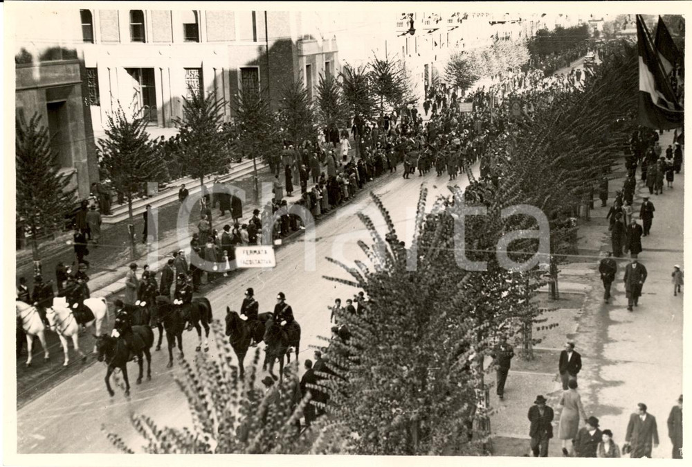 Fotografia d'epoca originale 1932 MILANO Corteo Mutilati Combattenti NASTRO AZZURRO attraversa PORTA VITTORIA 1