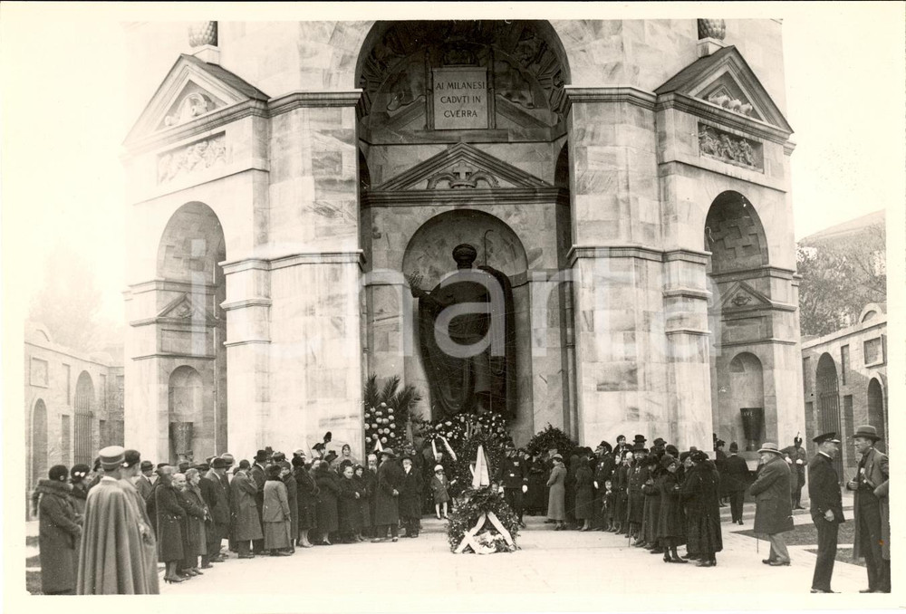 Fotografia d'epoca originale 1932 MILANO SANT'AMBROGIO Familiari dei Caduti al Tempio della Vittoria *Foto 1