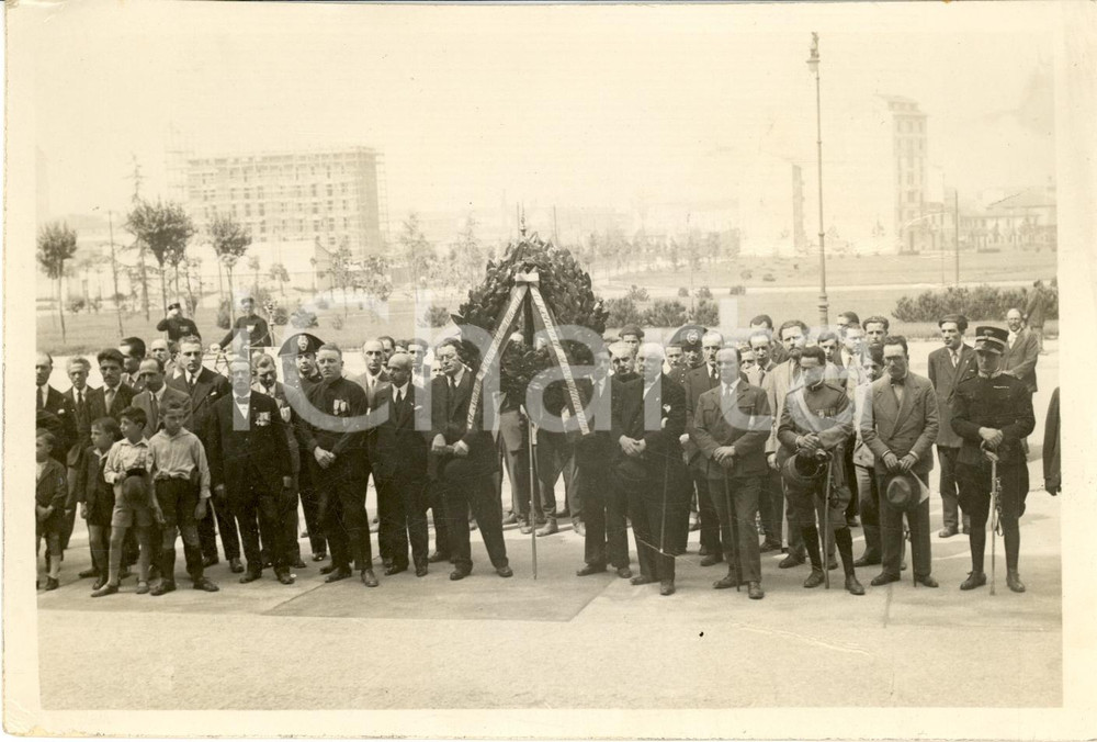 Fotografia d'epoca originale 1930 ca MILANO Professori del POLITECNICO celebrano 24 maggio lapide Caduti FOTO 1
