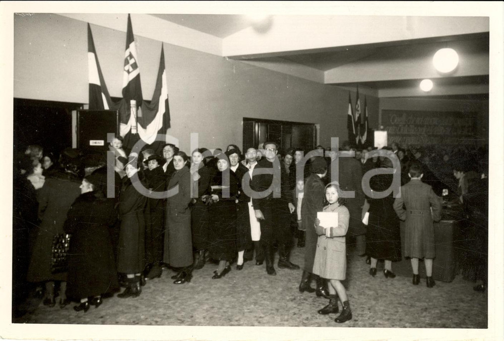 Fotografia d'epoca originale 1935 MILANO Donne gruppo rionale CESARE BATTISTI consegnano fedi nuziali *FOTO 1