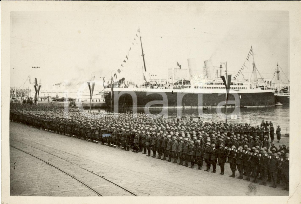 Fotografia d'epoca originale 1935 ca NAPOLI Legionari AOI schierati al porto Piroscafo PIEMONTE *Fotografia 1