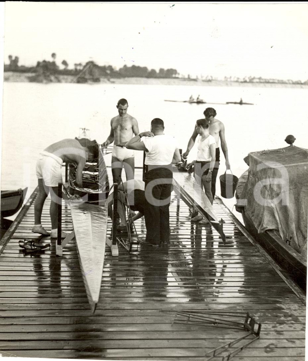 Fotografia d'epoca originale 1939 MILANO Canottaggio Vogatori tedeschi lavano barche 1