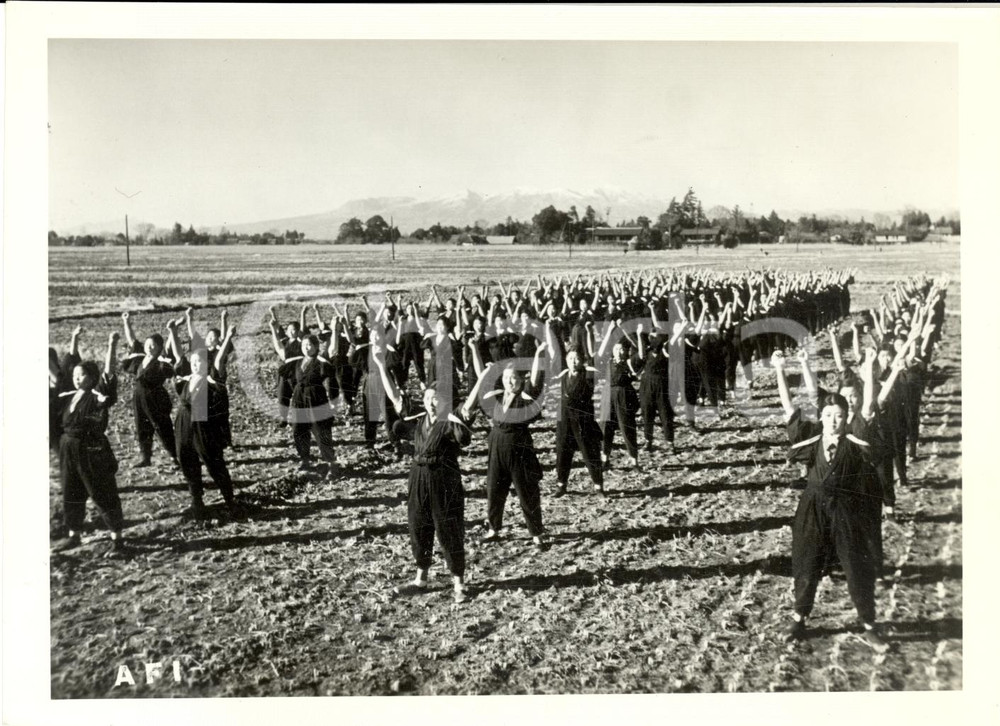 Fotografia d'epoca originale 1941 TOKYO Esercizi ginnici delle operaie in fabbrica 1