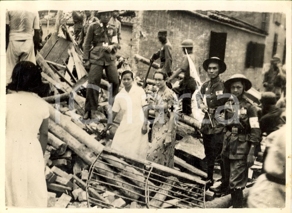 Fotografia d epoca originale 1938 CANTON Infermiere soccorrono feriti tra le macerie 1