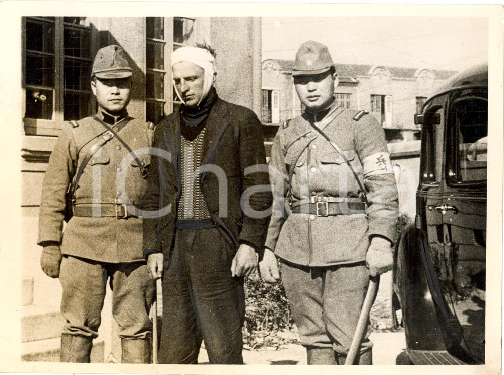 Fotografia d epoca originale 1938 CINA Ufficiali giapponesi con un prigioniero occidentale ferito Foto 20x15 1