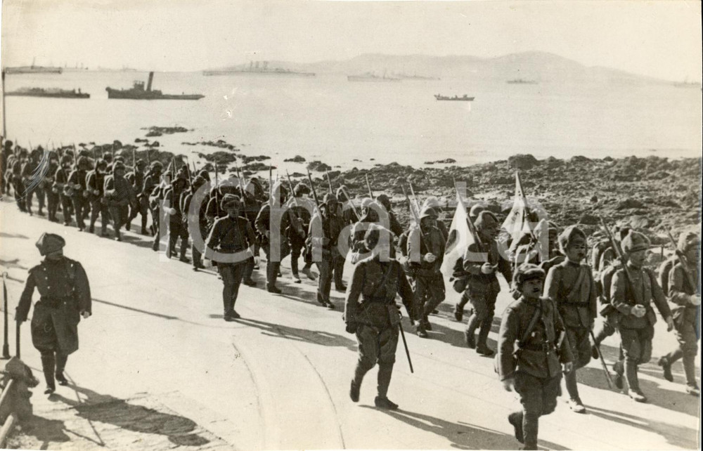 Fotografia d epoca originale 1938 TSINGTAO CINA Guerra CINOGIAPPONESE Truppe nipponiche sbarcano nella baia 1
