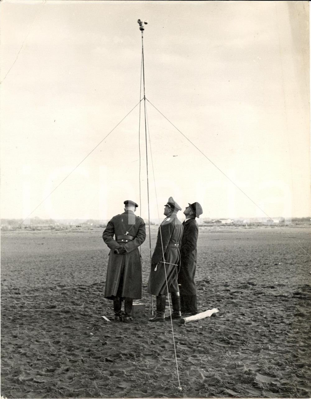 Fotografia d epoca originale 1940 ca WW2 Meteorologo dell esercito misura forza del vento FOTOGRAFIA 1