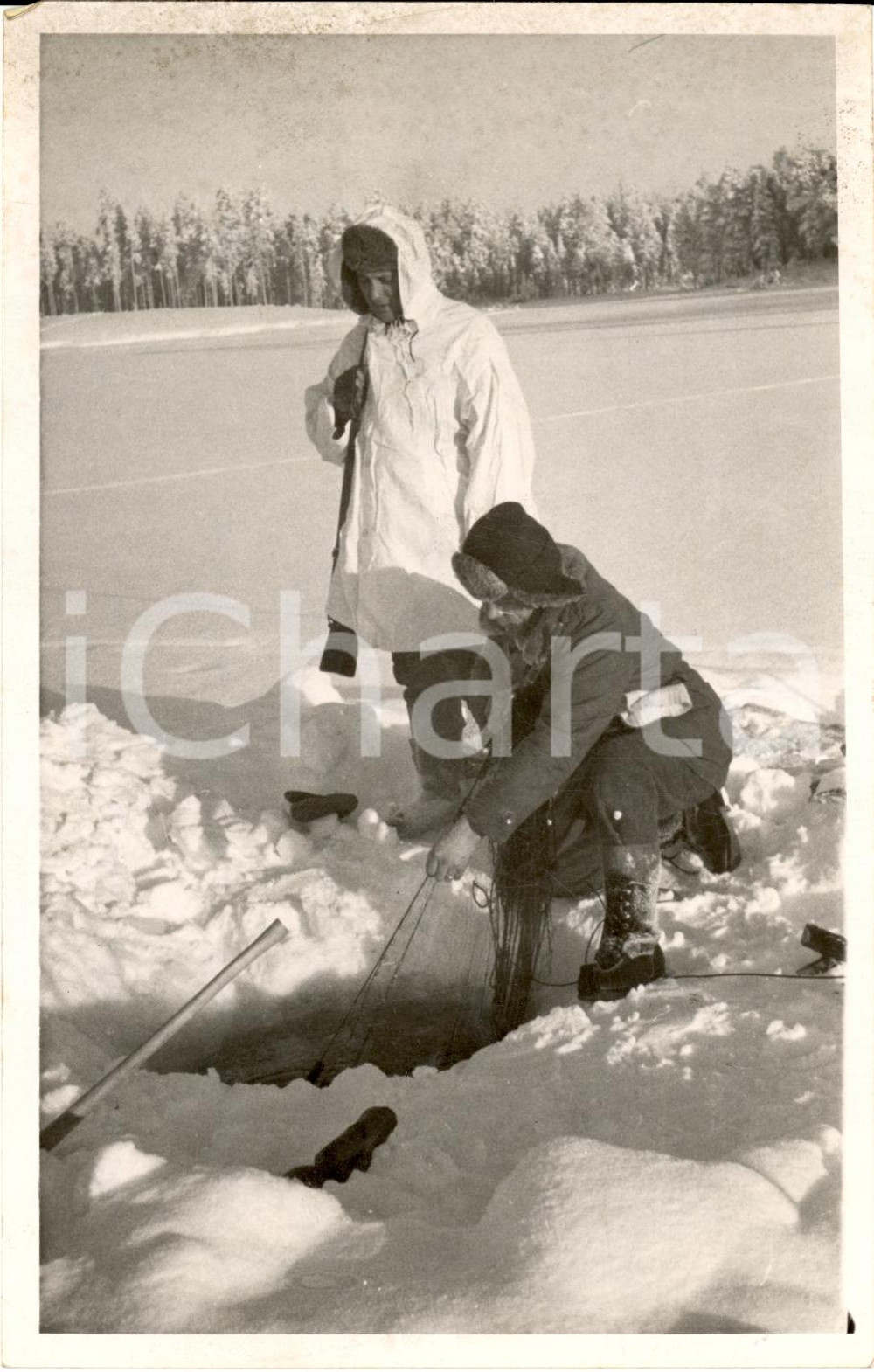 Fotografia d epoca originale 1943 LAPPONIA WW2 Soldati finlandesi pescano nel ghiaccio Fotografia 1
