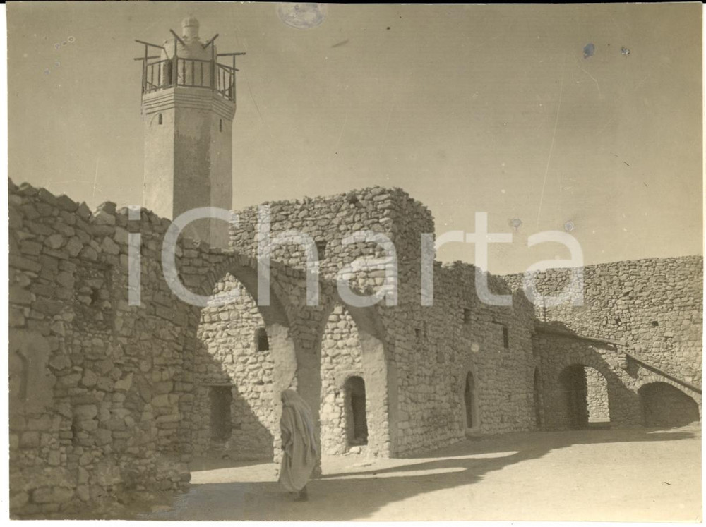 Fotografia d epoca originale 1932 BENGASI LIBIA Indigeno velato entra in fortino CIRENAICA Fotografia 1