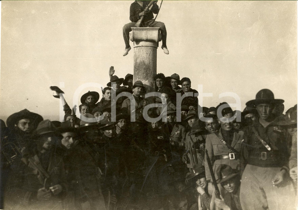 Fotografia d epoca originale 1925 ca TRIPOLI Italo BALBO in visita insieme ai Militi 1