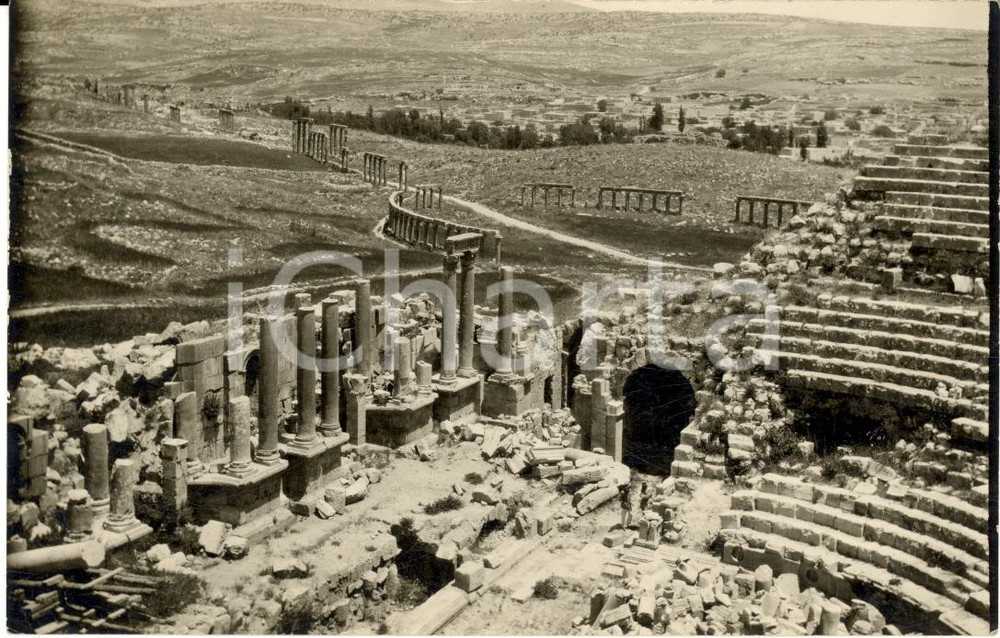 1935 ca JERASH (GIORDANIA) Antico teatro romano e rovine della cittÃ  *Fotografia DATA: 1935 circaLUOGO: JERASH (GIORDANIA)TITOLO: LE COLONNE CORINZIE DELLA STRADA PRINCIPALEDESCRIZIONE: Fotografia d'epoca in formato cartolina postale: "Visita di Gerasc. La scena del grande teatro di Gerasc e la veduta panoramica della citt&agrave; monumentale".FORMATO: cm 13 x 8CONDIZIONI: mediocri (margini rozzamente rifilati).Documento d'epoca, originale, autentico.     originale e autentica 1