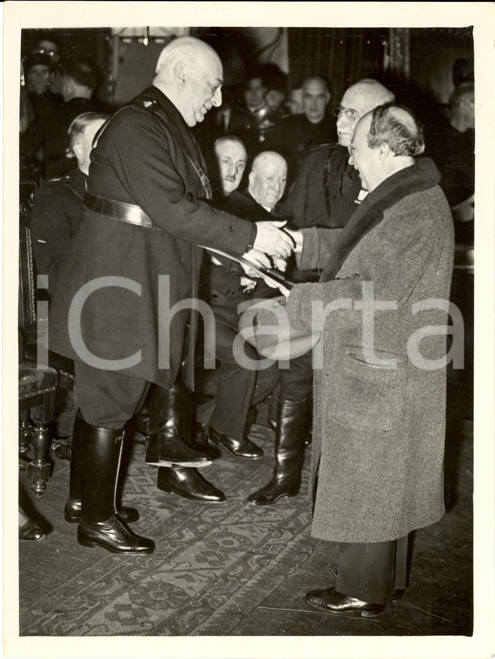 Fotografia d epoca originale 1937 MILANO Convegno societÃ  DANTE ALIGHIERI Ufficiale PREDA premia soci ODEON 1
