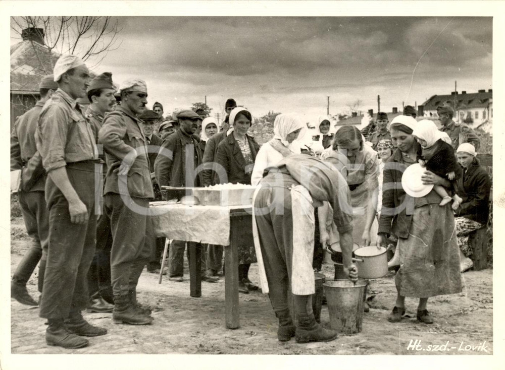 Fotografia d epoca originale 1941 UNGHERIA WW2 Truppe ungheresi distribuiscono viveri a sfollati FOTO 1