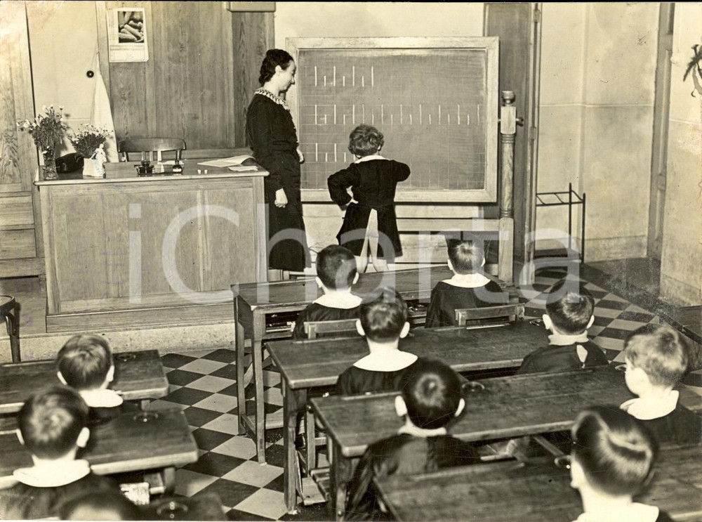 Fotografia d epoca originale 1939 MILANO Lezione in una classe maschile di prima elementare Foto COSTUME 1