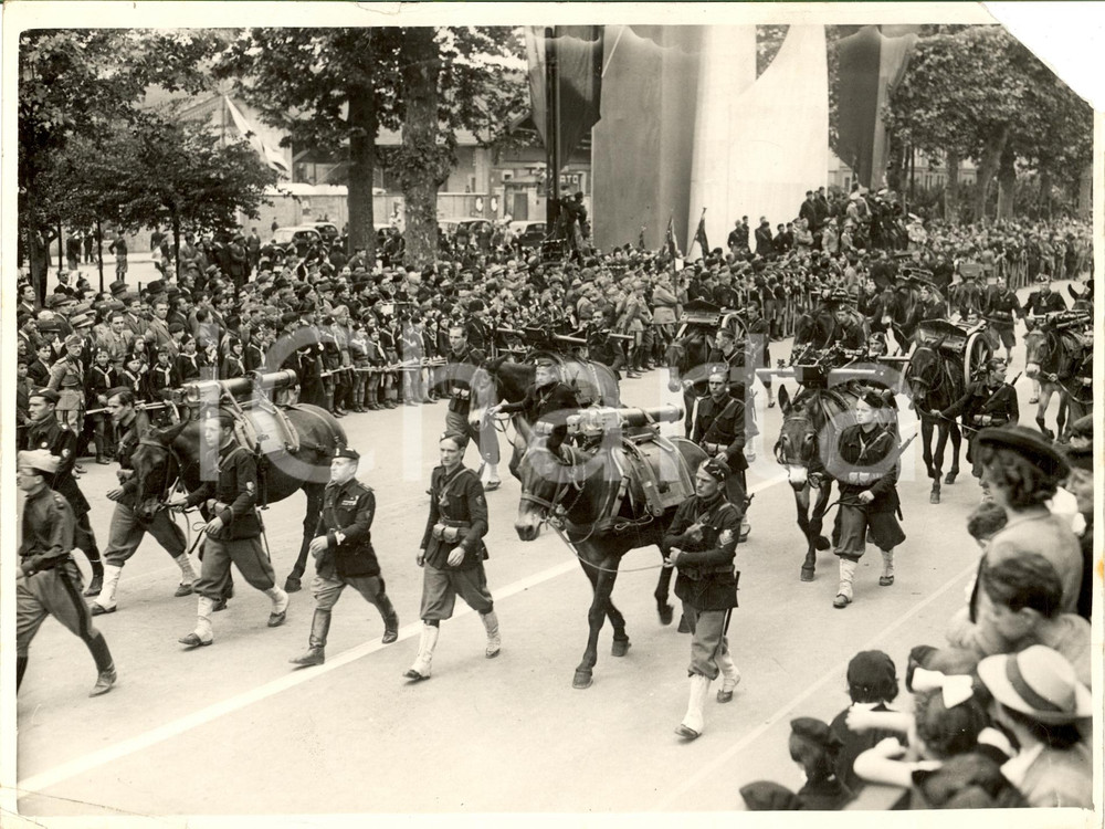 Fotografia d epoca originale 1938 MILANO Sfilata reparti someggiati in CORSO SEMPIONE Festa GIL Fotografia 1