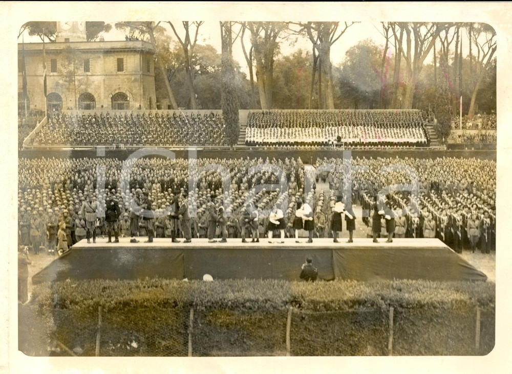 Fotografia d epoca originale 1940 ROMA Cerimonia leva fascista in PIAZZA DI SIENA Fotografia DANNEGGIATA 1