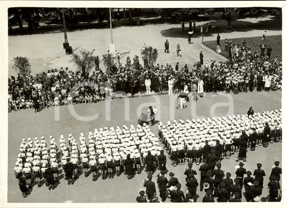 Fotografia d epoca originale 1940 MILANO Parco TROTTER Ragazze GIL nel saggio della Festa delle LEGIONI Foto 1