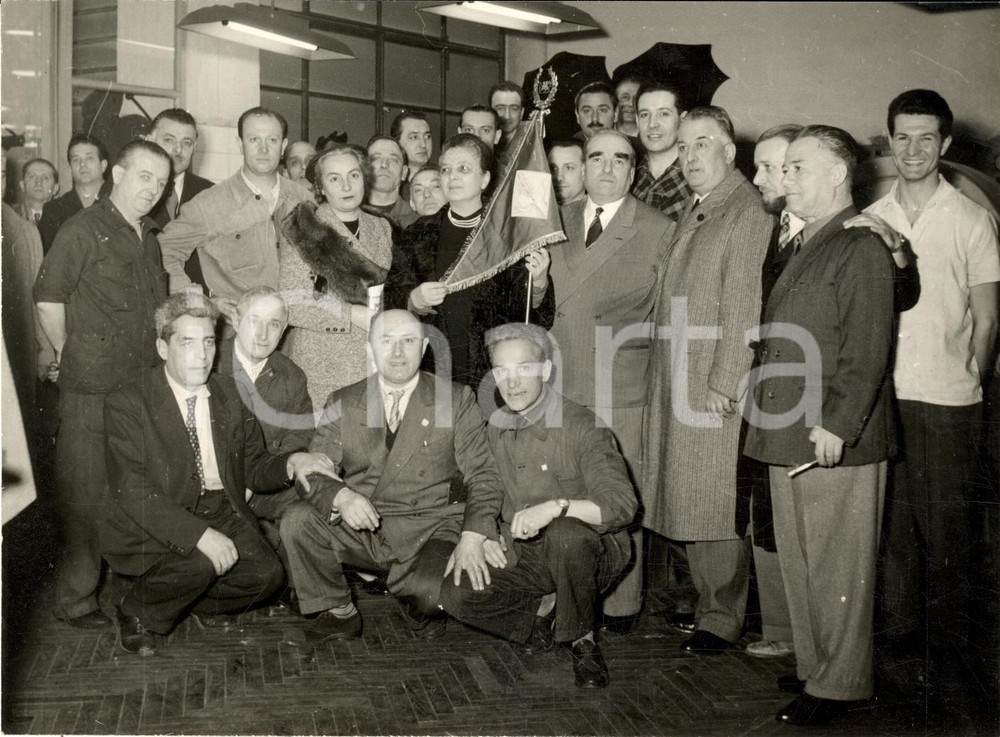 Fotografia d epoca originale 1950 ca AREA LOMBARDA Dirigenti di un impresa tra le maestranze Foto 18x13 cm 1