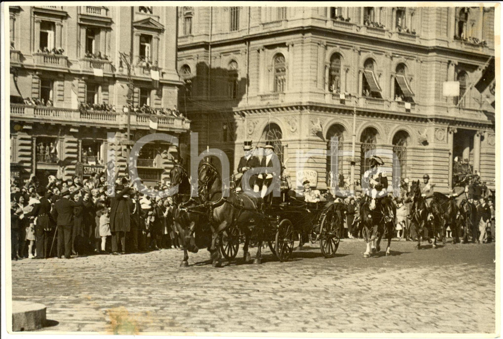 Fotografia d epoca originale 1931 NAPOLI Arrivo Principi di PIEMONTE in Piazza della BORSA Fotografia 1