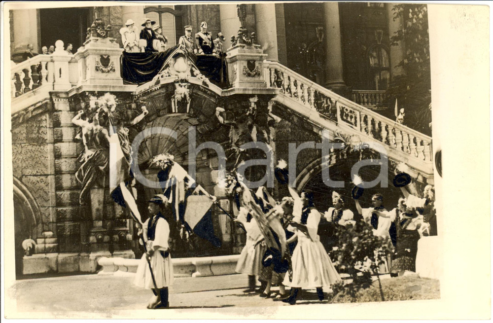 Fotografia d epoca originale 1937 BUDAPEST Vittorio Emanuele III Miklos HORTHY con villaggi in costume FOTO 1