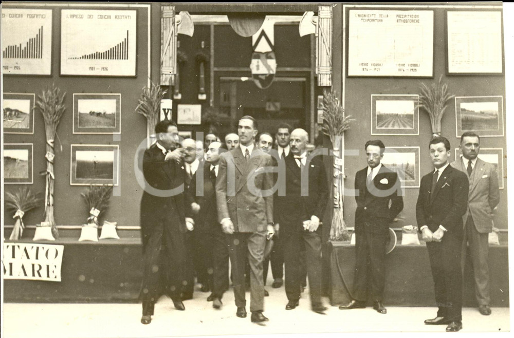 Fotografia d epoca originale 1930 ca ROMA Umberto II Giacomo ACERBO visitano Mostra dell Agricoltura Foto 1