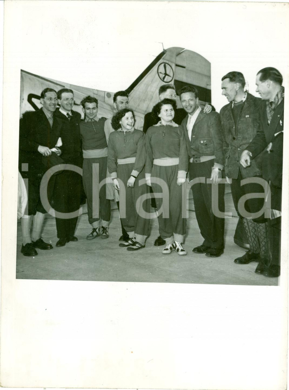 Fotografia d epoca originale 1948 WARSAW POLAND Norewgian football team at the airport PHOTOGRAPH 1