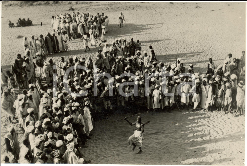 Fotografia d epoca originale 1935 MASSAUA Eritrea Danze tradizionali indigene con pubblico Fotografia 1