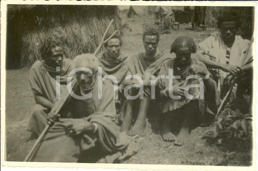 Fotografia d epoca originale 1938 SOMALIA AOI Gruppo di indigeni GALLA in un villaggio Fotografia 1