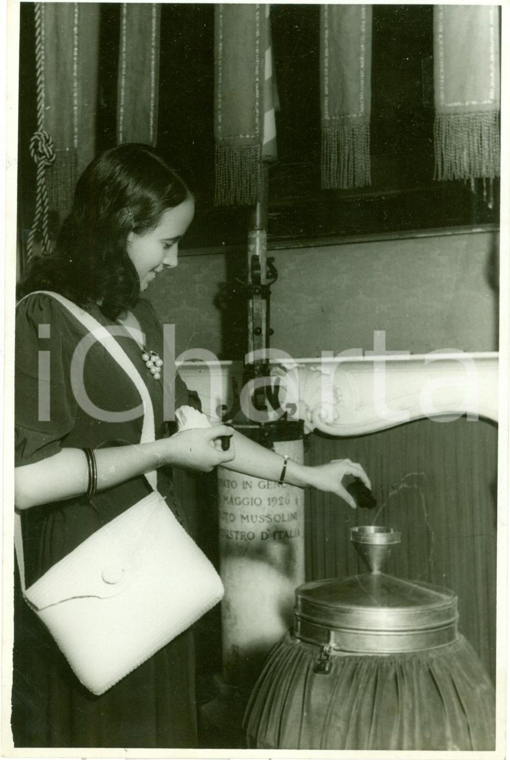 Fotografia d epoca originale 1930 ca GENOVA Offerta olio lampada votiva SAN FRANCESCO Fotografia 1