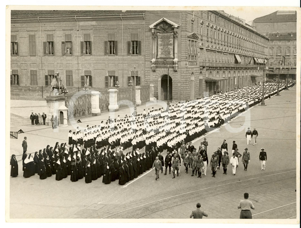 Fotografia d epoca originale 1935 TORINO Piazza CASTELLO Sfilata suore e 6.000 maestre dell ONB Fotografia 1