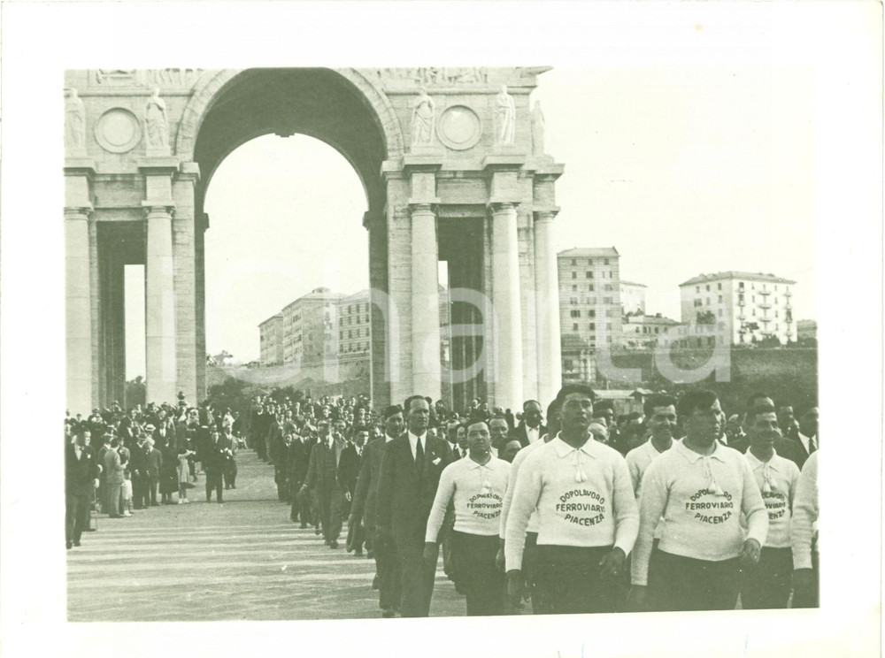 Fotografia d epoca originale 1935 ca GENOVA Dopolavoro Ferroviario di PIACENZA omaggio ai caduti Foto 1