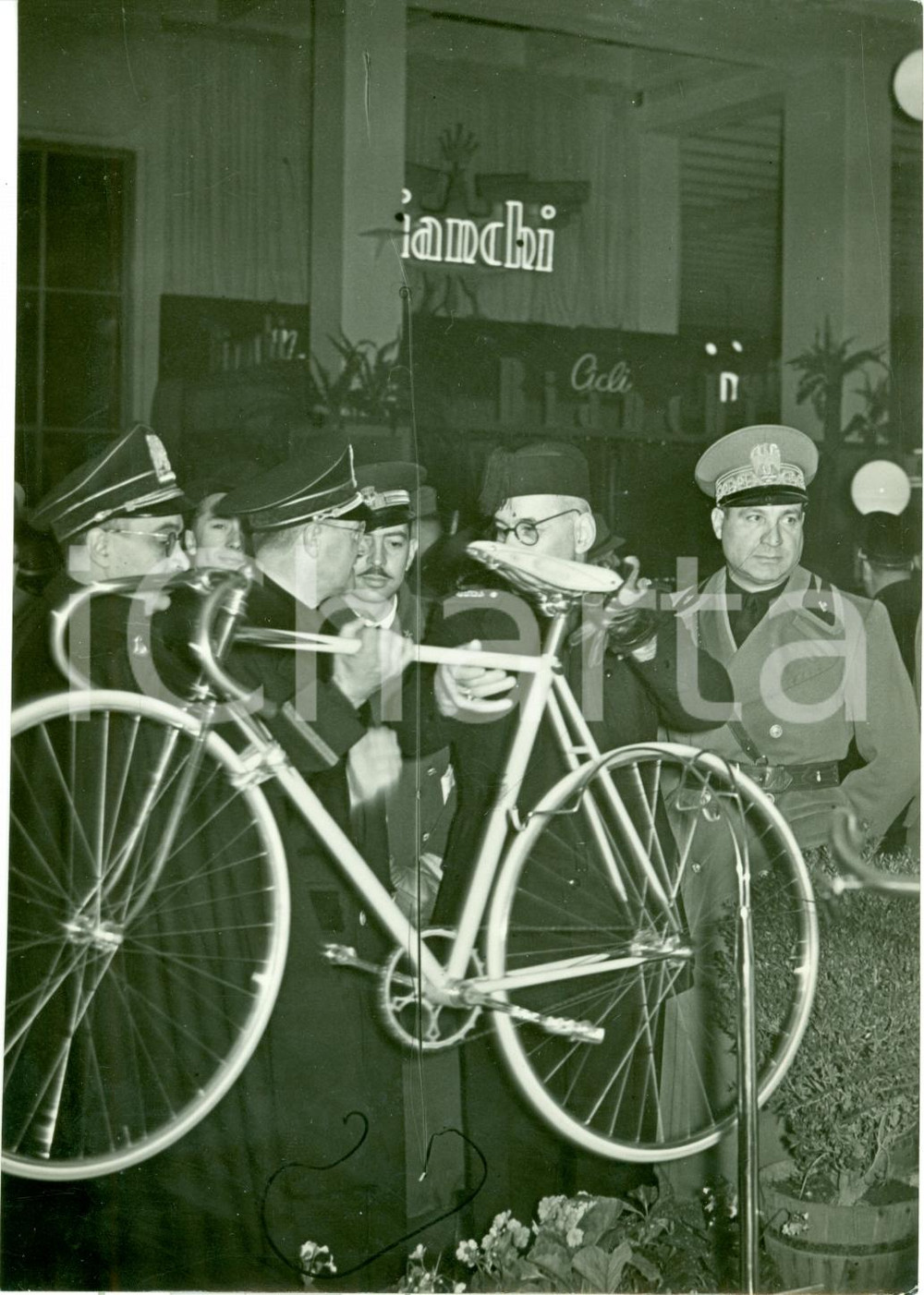 Fotografia d epoca originale 1940 MILANO Nuova bicicletta BIANCHI Mostra Ciclo e Motociclo Fotografia 1