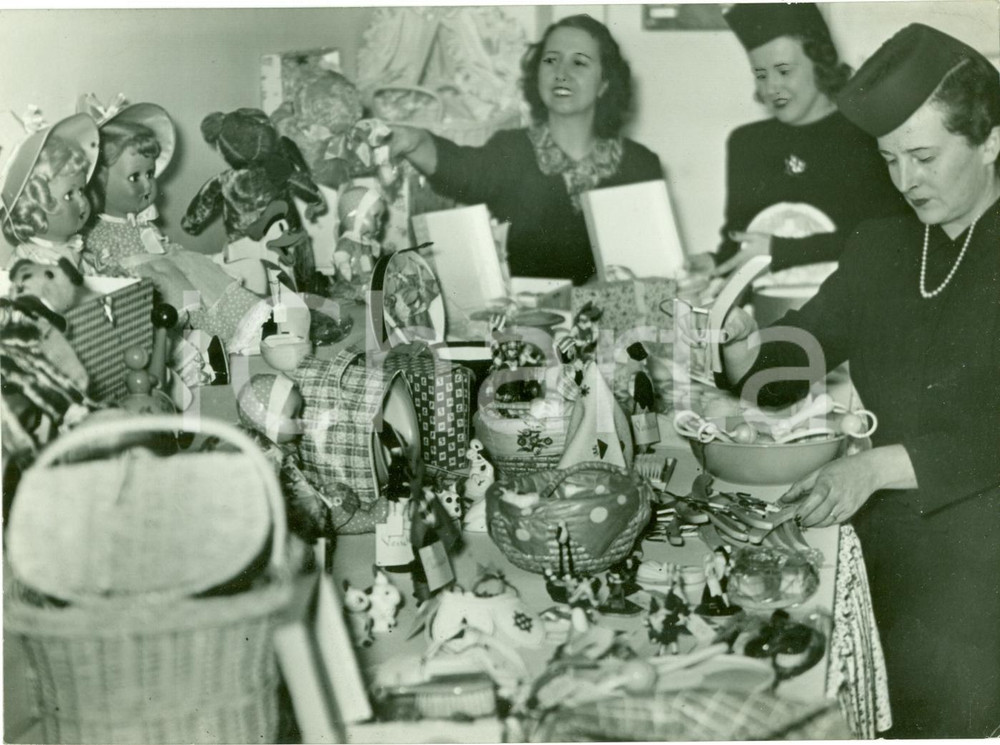 Fotografia d epoca originale 1939 MILANO Preparativi per i banchi della Mostra del Corredino Italiano FOTO 1