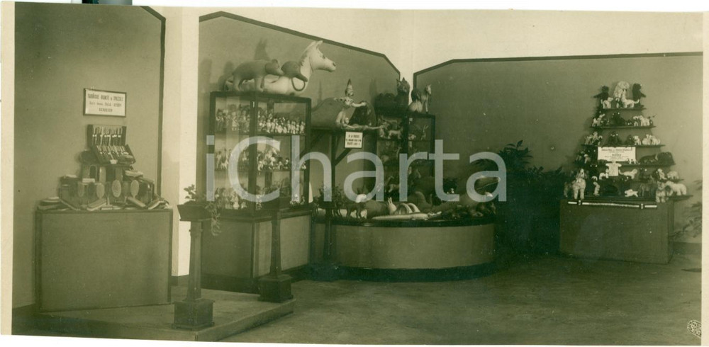 Fotografia d epoca originale 1935 ca MILANO ? Mostra giocattoli di gomma e spazzole FALK STERN Fotografia 1